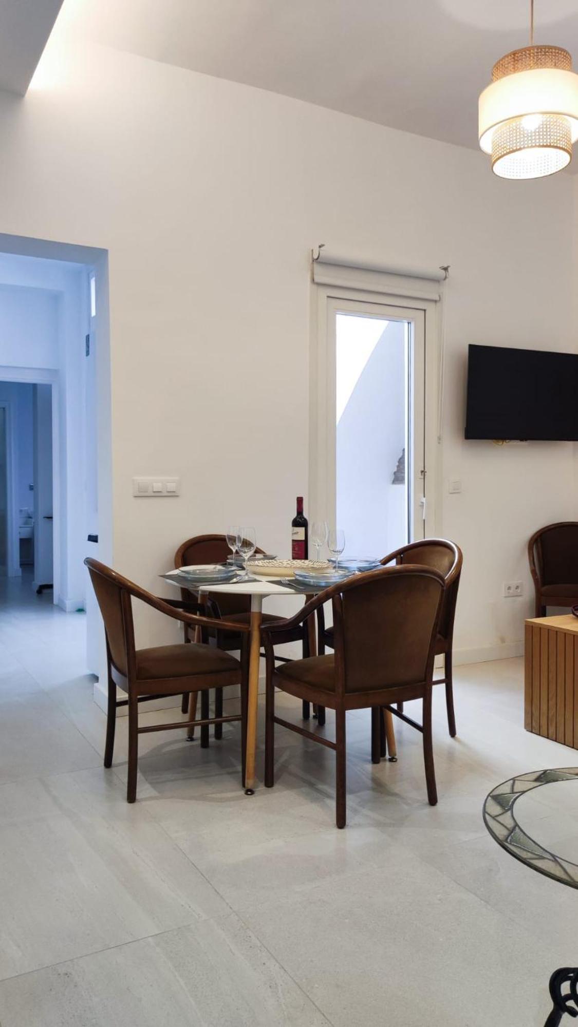 Mensaque Triana, 2 * Sevilla